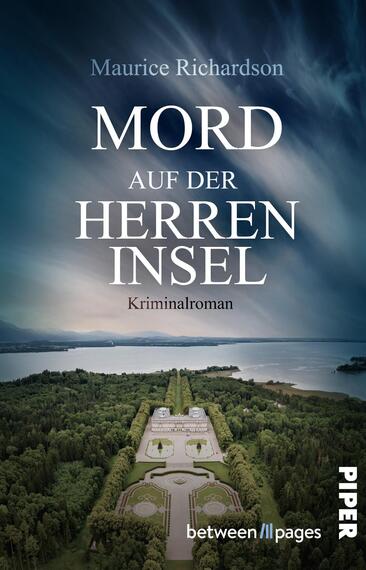 Das Buchcover zeigt eine dramatische Landschaftsaufnahme eines Wasserkörpers umgeben von üppigem Grün. Der Himmel ist bewölkt und zieht in sanften Graublau- und Weißtönen. In großen, weißen Lettern steht der Titel „MORD AUF DER HERREN INSEL“ oben auf dem Cover, gefolgt von dem Untertitel „Kriminalroman“ in kleinerer Schrift darunter. Der Autor, Maurice Richardson, ist ebenfalls in einem klaren, schwarzen Schriftzug platziert. Die Gestaltung vermittelt eine geheimnisvolle und spannungsgeladene Atmosphäre.
