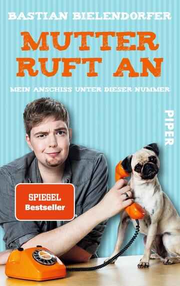 Das Buchcover zeigt einen jungen Mann mit kurzem, leicht zerzaustem Haar, der neben einem knuddeligen Hund sitzt. Er hält einen orangefarbenen Telefonhörer in der Hand und blickt ungläubig zur Seite. Der Hintergrund ist hellblau mit vertikalen Streifen. Der Titel „Mutter ruft an“ ist prominent in großen, orangefarbenen Buchstaben platziert. Darunter steht in kleinerer Schrift „Mein Anschluss unter dieser Nummer“. Ein rotes Feld mit weißem Text weist auf „SPIEGEL Bestseller“ hin. Das Verlagslogo „Piper“ befindet sich unten rechts.