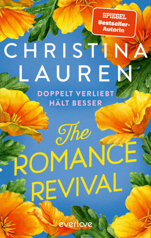 Das Buchcover zeigt einen hellblauen Hintergrund, umrahmt von großen orange-gelben Mohnblüten mit grünen Blättern. Oben steht in weißen Großbuchstaben der Autorinnenname „Christina Lauren“, darunter rosa der Untertitel „Doppelt verliebt hält besser“. Zentral und groß in gelben verspielten Buchstaben der Titel „The Romance Revival“. Oben rechts ein orangefarbener Button mit weißer Beschriftung „SPIEGEL Bestseller-Autorin“. Atmosphäre: fröhlich, romantisch, sommerlich.