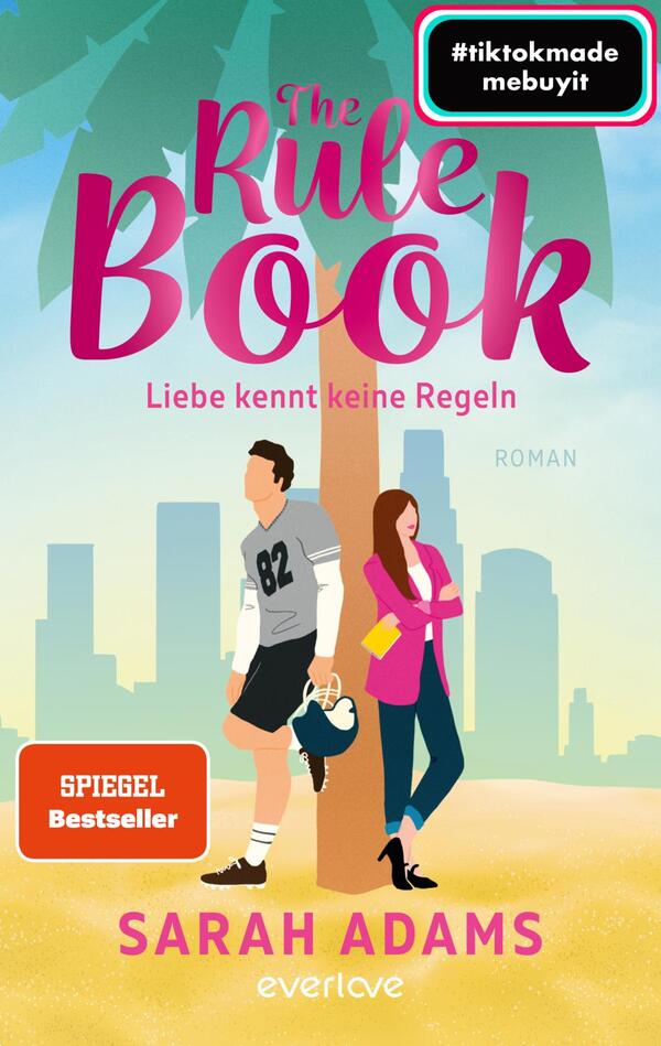 Das Buchcover zeigt einen hellen, sonnigen Strand mit Palmen im Hintergrund. In der Mitte stehen zwei Figuren: ein junger Mann in einem Sportoutfit mit der Nummer 82 und eine Frau in einem pinken Outfit. Über dem Titel „The Rule Book“ in verspielter, rosaner Schrift steht der Untertitel „Liebe kennt keine Regeln“. Am unteren Rand ist der Autorenname „Sarah Adams“ in klarer, grauer Schrift. Ein rotes Kästchen enthält den Hinweis „SPIEGEL Bestseller“.