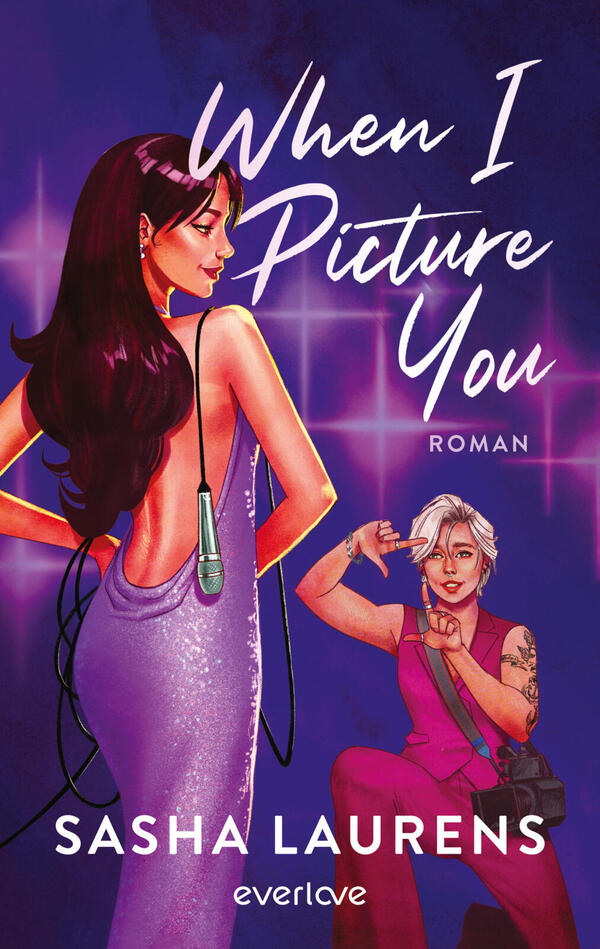 Das Buchcover zeigt zwei Frauen vor violett-pinkem Neonhintergrund mit Lichtgittern. Links eine lange, dunkelhaarige Frau in glitzerndem, offenem lilafarbenem Abendkleid, Rücken freigelegt; rechts eine kurzhaarige, weißblonde Frau in pinker Kleidung, mit Tattoos, in lässiger Pose und Finger-zu-Visier-Geste. Titel „When I Picture You“ in großer weißer Handschrift, darunter klein „Roman“, Autorin „Sasha Laurens“ in weißen Großbuchstaben. Stimmung: glamourös, verspielt, intim.