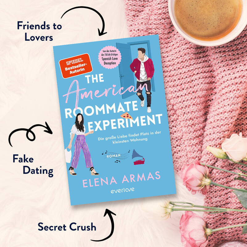 „The American Roommate Experiment“ von Elena Armas liegt zur Hälfte auf einer rosa Decke. Daneben steht eine Tasse Kaffee. Um das Buch stehen die Tropes 'Secret Crush', 'Fake Dating' und 'Friends to Lovers'.