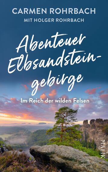 Das Buchcover zeigt eine beeindruckende Landschaft des Elbsandsteingebirges mit einer dramatischen Bergkulisse im Hintergrund. Die Farben sind dominiert von sanften Blau- und Violetttönen, die bei Sonnenaufgang eine ruhige Atmosphäre erzeugen. In der oberen Hälfte steht der Titel „Abenteuer Elbsandsteingebirge“ in dynamischer, handschriftlicher Schrift, während der Untertitel „Im Reich der wilden Felsen“ in klarer, lesbarer Schrift darunter platziert ist. Die Autoren Carmen Rohrbach und Holger Rohrbach sind am oberen Rand in einer eleganten Schriftart aufgeführt.