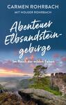 Das Buchcover zeigt eine beeindruckende Landschaft des Elbsandsteingebirges mit einer dramatischen Bergkulisse im Hintergrund. Die Farben sind dominiert von sanften Blau- und Violetttönen, die bei Sonnenaufgang eine ruhige Atmosphäre erzeugen. In der oberen Hälfte steht der Titel „Abenteuer Elbsandsteingebirge“ in dynamischer, handschriftlicher Schrift, während der Untertitel „Im Reich der wilden Felsen“ in klarer, lesbarer Schrift darunter platziert ist. Die Autoren Carmen Rohrbach und Holger Rohrbach sind am oberen Rand in einer eleganten Schriftart aufgeführt.
