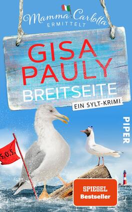 Das Buchcover zeigt einen maritimen Hintergrund mit blauer Wasseroberfläche und einem hellen Himmel. Zentral platziert ist ein großer, grauer Möwe, die in einem dynamischen Winkel dargestellt ist. Im oberen Bereich steht in großen, weißen Buchstaben „GISA PAULY“, darunter in hellblauer Schrift „BREITSEITE“. Der Untertitel „Ein Sylt-Krimi“ ist in kleinerer Schrift gehalten. Links ist ein rotes Segel mit der Aufschrift „S.O.S.“ zu sehen. Das Cover vermittelt eine sommerliche, entspannte Kriminalatmosphäre.