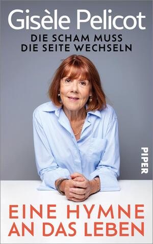 Das Buchcover zeigt eine lächelnde Frau mit langen, braunen Haaren, die in einem hellblauen Hemd gekleidet ist. Sie sitzt an einem Tisch und blickt direkt in die Kamera. Der Hintergrund ist grau und unauffällig. Oben steht in großen, weißen Buchstaben der Autorenname „Gisèle Pelicot“ gefolgt vom Untertitel  „DIE SCHAM MUSS DIE SEITE WECHSELN“. Am unteren Rand befindet sich der Titel „EINE HYMNEN AN DAS LEBEN“ in leuchtendem Orange.