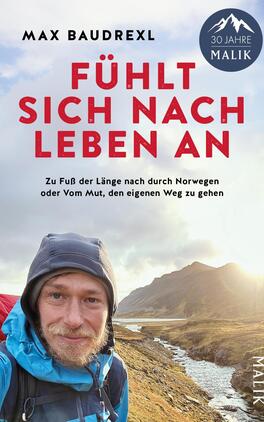 Das Buchcover zeigt einen lächelnden Mann mit kurzem Bart und blauer Kleidung vor einer fließenden Berglandschaft. Der obere Teil ist in einem sanften Blau gehalten, während der Titel „Fühlt sich nach Leben an“ in auffälligem, roten Großbuchstaben platziert ist. Darunter steht der Untertitel „Zu Fuß der Länge nach durch Norwegen oder Vom Mut, den eigenen Weg zu gehen“ in kleinerer Schrift. Oben links befindet sich ein Kreis mit der Aufschrift „30 Jahre Malik“.