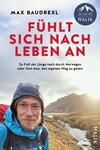Das Buchcover zeigt einen lächelnden Mann mit kurzem Bart und blauer Kleidung vor einer fließenden Berglandschaft. Der obere Teil ist in einem sanften Blau gehalten, während der Titel „Fühlt sich nach Leben an“ in auffälligem, roten Großbuchstaben platziert ist. Darunter steht der Untertitel „Zu Fuß der Länge nach durch Norwegen oder Vom Mut, den eigenen Weg zu gehen“ in kleinerer Schrift. Oben links befindet sich ein Kreis mit der Aufschrift „30 Jahre Malik“.