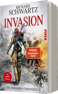 Das Buchcover zeigt eine kraftvolle Figur mit langen, braunen Haaren, die in einem militärischen Outfit von hinten zu sehen ist. Sie hält eine Waffe in der Hand und blickt auf eine bedrohliche Landschaft mit einer Vielzahl von Menschen und Trümmern. Der Himmel ist in einem grauen Farbton gehalten, während das Wort „INVASION“ in großen, roten Buchstaben hervorsticht. Oben steht der Name des Autors, „RICHARD SCHWARTZ“, und unten wird das Buch als „Spiegel Bestseller-Autor“ gekennzeichnet. Das Cover vermittelt eine düstere, spannungsgeladene Atmosphäre.