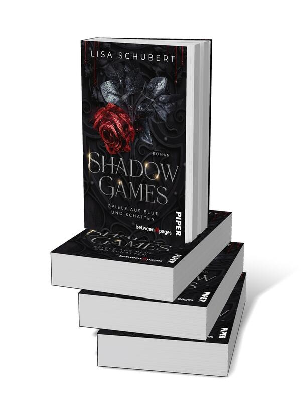 Bücherstapel des Buches „Shadow Games. Das Spiel um Blut und Schatten“