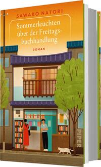 Das Buchcover zeigt eine charmante Buchhandlung in einem städtischen Umfeld. Die Fassade ist in warmen, erdigen Tönen gehalten, mit einem Balkon und großen Fenstern, die Einblick in den Innenraum gewähren. Vor dem Eingang stehen eine Person in lässiger Kleidung und eine weitere Person im Gespräch. An der Seite gibt es einen grünen Baum und einen kleinen weißen Hund. Der Titel „Sommerleuchten über der Freitagbuchhandlung“ ist prominent in gelben Buchstaben am oberen Rand platziert, der Name der Autorin, Sawako Natori, steht darüber.