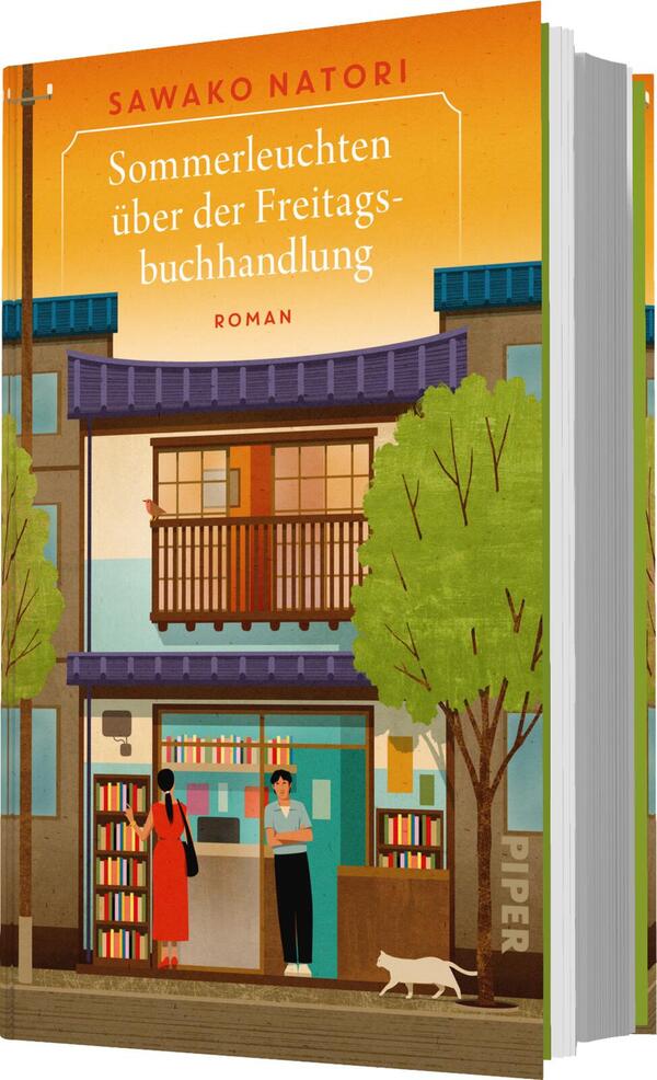 Das Buchcover zeigt eine charmante Buchhandlung in einem städtischen Umfeld. Die Fassade ist in warmen, erdigen Tönen gehalten, mit einem Balkon und großen Fenstern, die Einblick in den Innenraum gewähren. Vor dem Eingang stehen eine Person in lässiger Kleidung und eine weitere Person im Gespräch. An der Seite gibt es einen grünen Baum und einen kleinen weißen Hund. Der Titel „Sommerleuchten über der Freitagbuchhandlung“ ist prominent in gelben Buchstaben am oberen Rand platziert, der Name der Autorin, Sawako Natori, steht darüber.