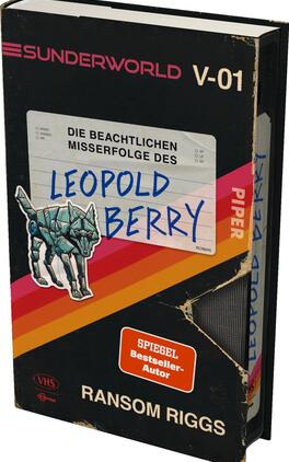 Das Buchcover zeigt eine aufgeschlagene VHS-Hülle in Schwarz, die den Titel „Die beachtlichen Misserfolge des Leopold Berry“ in blauer Schrift trägt. Ein graues, roboterähnliches Wesen ist auf der linken Seite abgebildet. In der unteren rechten Ecke hebt ein rotes Etikett den Hinweis „Spiegel-Bestseller-Autor“ hervor. Der Verlagstitel „SUnderworld V-01“ ist obendrauf platziert, umgeben von einem warmen Farbverlauf in Orange- und Gelbtönen. Die Gesamtatmosphäre vermittelt Nostalgie und einen spielerischen Charakter.