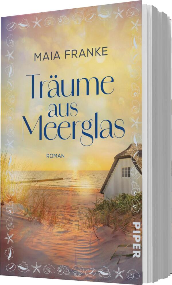 Das Buchcover zeigt eine friedliche Küstenszene mit einem sanften Farbverlauf in warmen Gelb- und Orangetönen, die an einen Sonnenuntergang erinnern. Im Vordergrund ist ein Sandstrand mit Gräsern, während im Hintergrund ein weißes Haus steht, das teilweise verdeckt von der Vegetation ist. Über dieser idyllischen Landschaft prangt der Titel „Träume aus Meerglas“ in eleganter, geschwungener Schrift, gefolgt von dem Namen der Autorin Maia Franke. Die Atmosphäre vermittelt ein Gefühl von Ruhe und Sehnsucht.