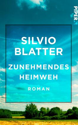 Das Buchcover zeigt einen weiten, wolkenverhangenen Himmel in verschiedenen Blau- und Grüntönen. Der Titel „ZUNEHMENDES HEIMWEH“ von Silvio Blatter ist in großen, weiß gehaltenen Buchstaben zentriert, während der Autorenname „SILVIO BLATTER“ darüber platziert ist, ebenfalls in Großbuchstaben. Am unteren Rand steht das Wort „ROMAN“ in kleinerer Schrift. Die Gesamtatmosphäre wirkt melancholisch und nachdenklich.