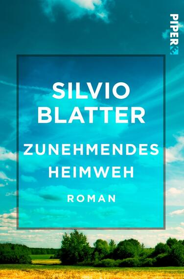 Das Buchcover zeigt einen weiten, wolkenverhangenen Himmel in verschiedenen Blau- und Grüntönen. Der Titel „ZUNEHMENDES HEIMWEH“ von Silvio Blatter ist in großen, weiß gehaltenen Buchstaben zentriert, während der Autorenname „SILVIO BLATTER“ darüber platziert ist, ebenfalls in Großbuchstaben. Am unteren Rand steht das Wort „ROMAN“ in kleinerer Schrift. Die Gesamtatmosphäre wirkt melancholisch und nachdenklich.