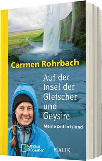 Das Buchcover zeigt eine Portraitaufnahme der Autorin Carmen Rohrbach vor einer beeindruckenden Wasserfallkulisse in Island. Die Farbpalette umfasst sanfte Grautöne und lebhafte Blau- sowie Grüntöne, die die natürliche Schönheit der Landschaft hervorheben. Der Titel „Auf der Insel der Gletscher und Geysire“ ist in weißer Schrift auf blauem Hintergrund platziert, während der Name der Autorin in gelber Schrift hervorsticht. Am oberen Rand ist zudem das Logo von National Geographic sichtbar.