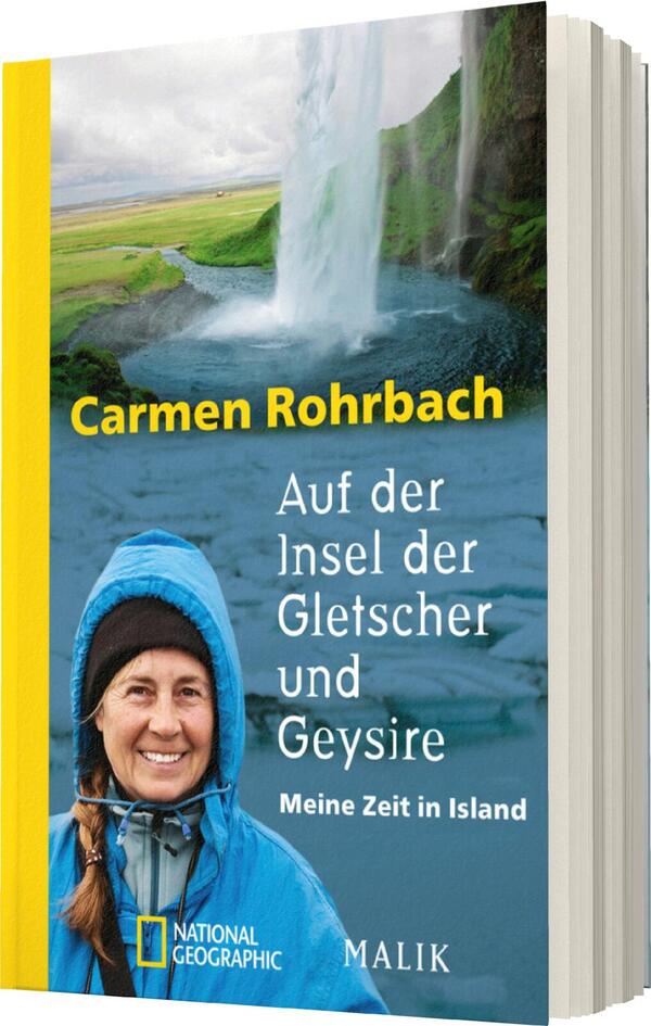 Das Buchcover zeigt eine Portraitaufnahme der Autorin Carmen Rohrbach vor einer beeindruckenden Wasserfallkulisse in Island. Die Farbpalette umfasst sanfte Grautöne und lebhafte Blau- sowie Grüntöne, die die natürliche Schönheit der Landschaft hervorheben. Der Titel „Auf der Insel der Gletscher und Geysire“ ist in weißer Schrift auf blauem Hintergrund platziert, während der Name der Autorin in gelber Schrift hervorsticht. Am oberen Rand ist zudem das Logo von National Geographic sichtbar.