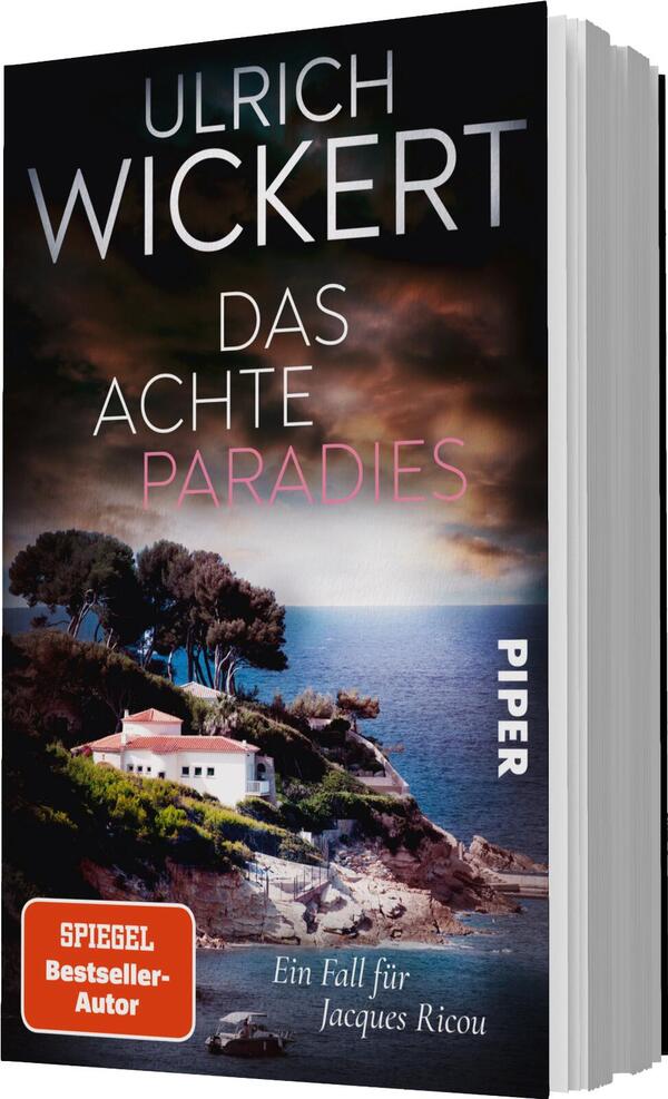 Das Buchcover zeigt eine dramatische Küstenlandschaft mit einem charakteristischen weißen Gebäude, umgeben von grünen Bäumen und felsiger Küste. Der Himmel ist in dunklen, bewölkten Farbtönen gehalten, was eine geheimnisvolle Atmosphäre schafft. Der Titel „DAS ACHTE PARADIES“ ist in auffälligem Pink und Weiß gesetzt, während der Autorennamen „ULRICH WICKERT“ darüber in kräftigem Weiß hervorsticht. Das Cover vermittelt eine Spannung, die den Leser anzieht. Am unteren Rand befindet sich der Vermerk „SPIEGEL-Bestseller-Autor“ sowie das Logo des Verlags „PIPER“ in kleinerer Schrift.