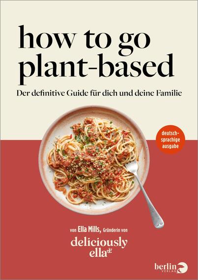 Das Buchcover zeigt eine ansprechende, elegante Gestaltung mit dem Titel „how to go plant-based“ in großen, schwarzen Buchstaben. Darunter befindet sich der Untertitel „Der definitive Guide für dich und deine Familie“ in etwas kleinerer Schrift. Im unteren Bereich ist ein runder, weißer Teller mit Pasta und frischen Kräutern abgebildet. Die Farbpalette ist überwiegend hell, mit einem warmen, einladenden Gefühl. Unten rechts ist der Hinweis „deutschsprachige ausgabe“ in einem grünen Kreis und der Autor „Ella Mills, Gründerin von deliciously ella“ in einer geschwungenen Schrift platziert.