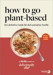 Das Buchcover zeigt den Schriftzug „how to go plant-based“ in einer modernen Schriftart auf einem cremefarbenen Hintergrund. Darunter steht in kleinerer Schrift „Der definitive Guide für dich und deine Familie“. Ein appetitlich angerichteter Pastateller mit einer pflanzlichen Sauce nimmt den zentralen Teil des Covers ein. Am unteren Rand befindet sich ein kleiner blauer Button mit dem Text „deutschsprachige ausgabe“ und der Urheberhinweis „von Ella Mills, Gründerin von deliciously ella“.