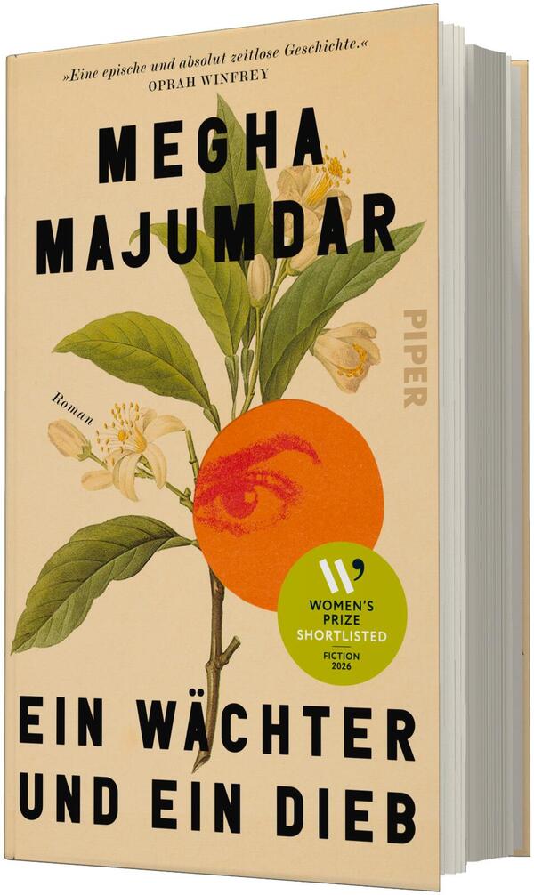Das Buchcover zeigt auf hellbeigem Grund eine detaillierte Illustration eines grünen Zweigs mit weißen Blüten; darüber groß der Autorname „MEGHA MAJUMDAR“ in schwarzen Großbuchstaben. Mittig ein oranges Kreis-Element mit einer Augen-Grafik; darunter der Titel „EIN WÄCHTER UND EIN DIEB“ in schwarzen, fetten Großbuchstaben. Rechts vertikal der Verlagsname „PIPER“, unten ein rundes grünes Sticker-Label „WOMEN’S PRIZE SHORTLISTED“.