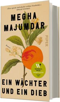 Das Buchcover zeigt auf hellbeigem Grund eine detaillierte Illustration eines grünen Zweigs mit weißen Blüten; darüber groß der Autorname „MEGHA MAJUMDAR“ in schwarzen Großbuchstaben. Mittig ein oranges Kreis-Element mit einer Augen-Grafik; darunter der Titel „EIN WÄCHTER UND EIN DIEB“ in schwarzen, fetten Großbuchstaben. Rechts vertikal der Verlagsname „PIPER“, unten ein rundes grünes Sticker-Label „WOMEN’S PRIZE SHORTLISTED“.