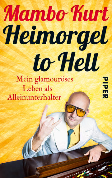 Das Buchcover zeigt einen Mann in einem weißen Anzug mit einer gelben Krawatte und Sonnenbrille. Er posiert mit einer Handgeste, die eine Rocksymbolik ausdrückt. Der Hintergrund ist leuchtend gelb mit strahlenförmigen Elementen, die Energie und Dynamik vermitteln. Der Titel „Heimorgel to Hell“ ist in großen, geschwungenen schwarzen Buchstaben platziert, während der Untertitel „Mein glamouröses Leben als Alleinunterhalter“ in roter Schrift darunter steht. Der Name „Mambo Kurt“ erscheint oben in roter Schrift. 