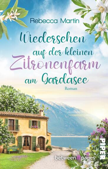 Das Buchcover zeigt eine sonnige mediterrane Szenerie mit einem hellgelben Landhaus im Vordergrund, Zitronenbäumen und weißen Blütenranken, dahinter der blaue Gardasee und sanfte Berge unter einem pastellblauen bis rosafarbenen Himmel. Der Titel „Wiedersehen auf der kleinen Zitronenfarm am Gardasee“ ist in geschwungener, lila‑türkisfarbener Handlettering‑Schrift gesetzt, die Autorin Rebecca Martin steht oben in schlichtem, türkisfarbenem Grotesk. Insgesamt idyllisch und sommerlich.
