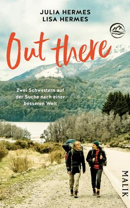 Das Buchcover zeigt zwei Frauen, die auf einem Wanderweg eine malerische Landschaft erkunden, umgeben von hohen Bergen und grünen Wäldern. Die Farbtöne sind überwiegend in sanften Grüntönen und Erdtönen gehalten, ergänzt durch den markanten, rot-orangefarbenen Titel „Out there“ in großen, handschriftlichen Buchstaben. Darunter steht in schlanker, schwarzer Schrift der Untertitel „Zwei Schwestern auf der Suche nach einer besseren Welt“. Am unteren Rand ist das Verlagslogo „Malik“ abgebildet.