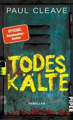 Das Buchcover zeigt eine rostige Metalltür mit einem großen Vorhängeschloss, das die Atmosphäre von Mystery und Spannung vermittelt. In auffälligem Gelb ist der Titel „TODESKÄLTE“ in großen, unregelmäßigen Buchstaben dargestellt. Der Name des Autors, Paul Cleave, steht in schlichter weißer Schrift oben auf dem Cover. Ein rotes Rechteck mit der Aufschrift „SPIEGEL Bestseller-Autor“ hebt sich hervor und verstärkt die Aufmerksamkeit. Unten rechts befindet sich das Verlagslogo „PIPER“ in schlichtem Weiß.