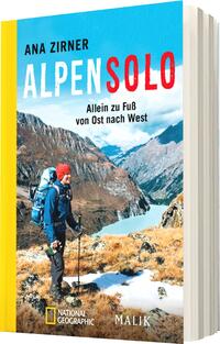 Das Buchcover zeigt eine beeindruckende alpine Landschaft mit Bergen und einem klaren blauen Himmel. Im Vordergrund steht ein Retrorucksackträger in warmer Kleidung mit roter Mütze, der in die Ferne blickt. Der Titel „ALPENSOLO“ ist in großen, auffälligen Buchstaben dargestellt, wobei „SOLO“ in leuchtendem Rot hervorgehoben ist. Darunter steht in kleinerer Schriftzug: „Allein zu Fuß von Ost nach West“. Die Farben des Covers strahlen Abenteuerlust und Freiheit aus.