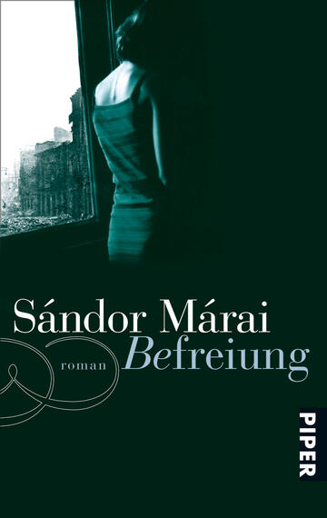Das Buchcover zeigt einen tiefgrünen Hintergrund mit einem stilisierten, halbtransparenten Fensterrahmen, durch den ein verschwommenes urbanes Szenario sichtbar ist. Eine weibliche Silhouette in einem schlichten, dunkelblauen Kleid steht seitlich im Bild, den Blick ins Innere gerichtet. Der Titel „Befreiung“ ist in eleganter, weißer Schrift platziert, während der Autor „Sándor Márai“ in einer kleineren, sanften Typografie darunter steht. Die Atmosphäre vermittelt ein Gefühl von Melancholie und introspektiver Ruhe.