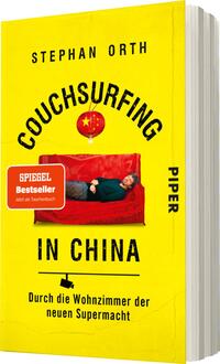 Das Buchcover zeigt einen gelben Hintergrund mit dem Titel „Couchsurfing in China“ in großen, schwarzen Buchstaben. Darunter steht der Untertitel „Durch die Wohnzimmer der neuen Supermacht“ in einer kleineren, schwarzen Schrift. In der oberen Hälfte des Covers ist der Autor „Stephan Orth“ abgebildet. Er sitzt entspannt auf einer roten Couch. Über ihm schwebt eine rote Laterne mit dem chinesischen Sternenbanner. Unten links befindet sich ein rotes Feld mit dem Text „SPIEGEL Bestseller – Jetzt als Taschenbuch“.