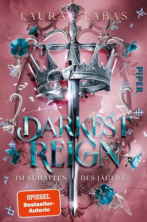 Das Buchcover zeigt einen silbernen, durchdringenden Schwert, das auf einem sanften rosa Hintergrund platziert ist. Über dem Schwert thronen zwei verzierte Kronen, umgeben von filigranen, grünen Blumen. Der Titel „DARKEST REIGN“ ist in großen, glitzernden Buchstaben in Aqua-Tönen gestaltet. Darunter befindet sich der Untertitel „IM SCHATTEN DES JÄGERS“. Oben links steht der Name der Autorin, Laura Labas. Ein roter Button hebt den Text „SPIEGEL Bestseller-Autorin“ hervor.