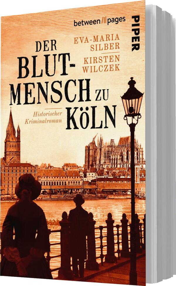 Das Buchcover zeigt eine illustrierte Stadtansicht von Köln in warmen, orangen und braunen Tönen. Im Vordergrund sind zwei stilisierte Figuren zu sehen, die vor einer historischen Kulisse stehen. Die Typografie ist groß und markant, mit dem Titel „DER BLUTMENSCH zu KÖLN“ in fetter Schrift. Darunter steht in kleinerer Schrift „Historischer Kriminalroman“. Die Autorinnen Eva-Maria Silber und Kirsten Wilczek sind ebenfalls erwähnt. Die Gesamtatmosphäre vermittelt Spannung und historische Tiefe.