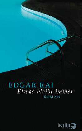 Etwas bleibt immer Das Buchcover zeigt eine stilisierte Darstellung eines Schwimmbeckens bei Nacht. Die Wasserfläche reflektiert ein sanftes, azurblaues Licht, während der Rand des Beckens in dunklen Tönen gehalten ist. In der oberen Hälfte des Covers steht der Name „EDGAR RAI“ in klaren, modernen Buchstaben, während der Titel „Etwas bleibt immer“ in einer eleganten Schriftart darunter platziert ist. Der Zusatz „Roman“ ist ebenfalls in einer kleineren Schriftgröße zu finden. Die Atmosphäre wirkt melancholisch und geheimnisvoll.