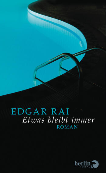 Das Buchcover zeigt eine stilisierte Darstellung eines Schwimmbeckens bei Nacht. Die Wasserfläche reflektiert ein sanftes, azurblaues Licht, während der Rand des Beckens in dunklen Tönen gehalten ist. In der oberen Hälfte des Covers steht der Name „EDGAR RAI“ in klaren, modernen Buchstaben, während der Titel „Etwas bleibt immer“ in einer eleganten Schriftart darunter platziert ist. Der Zusatz „Roman“ ist ebenfalls in einer kleineren Schriftgröße zu finden. Die Atmosphäre wirkt melancholisch und geheimnisvoll.
