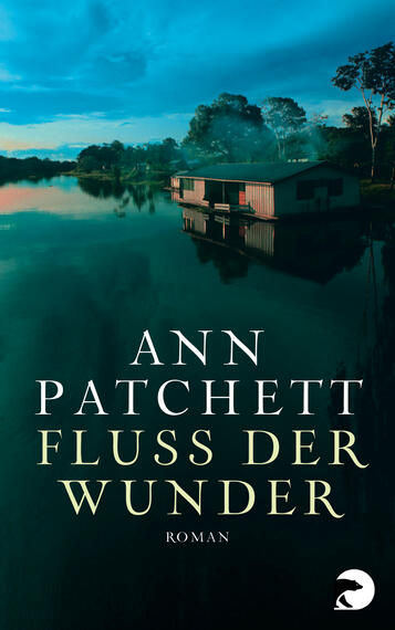 Das Buchcover zeigt einen tiefblauen Fluss, der sich spiegelnd durch eine ruhige Landschaft zieht. Im Vordergrund befindet sich ein einfaches, beleuchtetes Haus auf einem Steg, umgeben von Bäumen und sanften Hügeln. Der Himmel ist in sanften Blau- und Grüntönen gehalten, was eine friedliche Atmosphere erzeugt. Der Titel „FLUSS DER WUNDER“ sowie der Autorennamen „ANN PATCHETT“ sind in eleganter, goldener Schrift platziert, was dem Cover einen hochwertigen Eindruck verleiht.