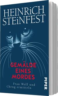 Das Buchcover zeigt einen tiefblauen Hintergrund, auf dem ein künstlerisch gestalteter Katzenkopf mit grazilen Linien hervorgehoben ist. Der Titel „Gemälde eines Mordes“ erscheint in kräftigem Rot und steht zentral im unteren Drittel. Der Autor „Heinrich Steinfest“ ist in großen, weißen Buchstaben oberhalb des Titels platziert. Untertitel und weitere Informationen über die Protagonisten „Frau Wolf und Cheng ermitteln“ sind kleiner, in Weiß gehalten. Die Gesamtatmosphäre vermittelt Spannung und Mystik.