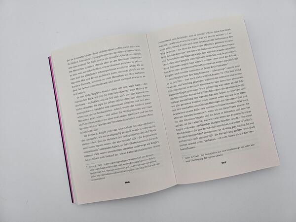 Außenansicht des Buches „Girl vs. Girl“
