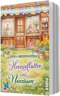 Das Buchcover zeigt eine warme, idyllische Ladenfront mit holzerner Tür und Schaufenstern, pastellgestreiftem Markisenrand, Kuchen und Gläsern auf den Regalen. Vor dem Laden blühen Narzissen, Topfblumen und eine grasbewachsene Wiese mit Gänseblümchen und Schmetterlingen. Der Autorenname Gina Greifenstein steht in grüner Großschrift über dem Titel; der Titel ist als Schriftzug „Herzgeflatter“ in lilafarbenem, geschwungenem Stil und „Narzissen“ in grüner, verspielter Typografie gestaltet.