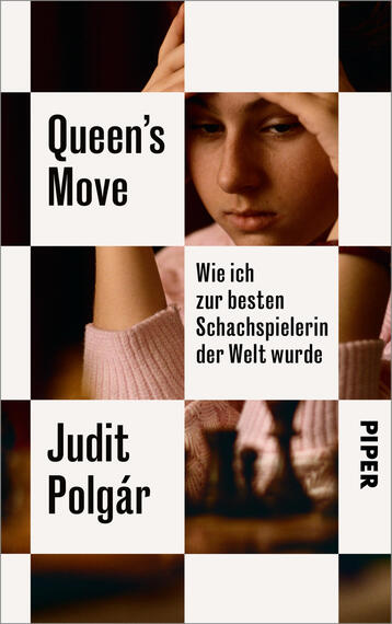 Das Buchcover zeigt ein Schachbrettmuster aus abwechselnden weißen Quadraten und Fotofeldern in warmen Braun- und Hauttönen; zentral ein Porträt einer nachdenklichen jungen Frau (Judit Polgár) mit nach unten gesenktem Blick. Titel groß in schwarzer Grotesk: „Queen’s Move“, Untertitel mittig: „Wie ich zur besten Schachspielerin der Welt wurde“. Autorname „Judit Polgár“ unten links, Verlagsname senkrecht rechts.