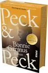 Das Buchcover zeigt ein warmes orange-gelb verlaufendes Design mit einem sepiafarbenen Seitenprofil einer Frau. Großformatiger, verwitterter weißer Schriftzug „Peck & Peck“ dominiert, darunter der Autorenname „Bonnie Garmus“ und das Wort „Roman“. Oben ein schmaler Satz „Von der Autorin des Weltbestsellers“. Auf der rechten Bildseite ein runder gelber Sticker mit dem Text „Der lang ersehnte neue Roman der WELTBESTSELLER-Autorin“. Atmosphärisch nostalgisch, zurückhaltend.