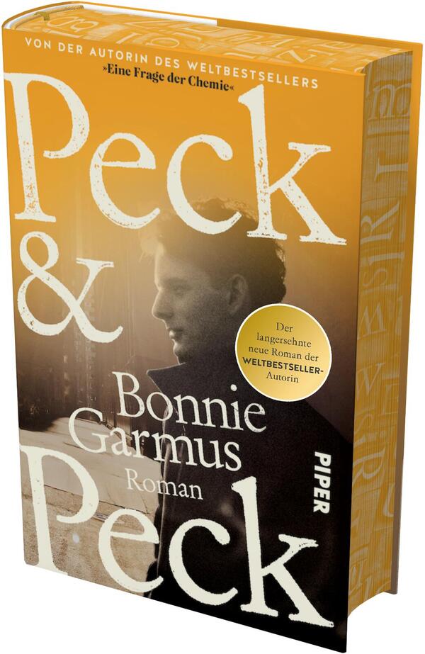 Das Buchcover zeigt ein warmes orange-gelb verlaufendes Design mit einem sepiafarbenen Seitenprofil einer Frau. Großformatiger, verwitterter weißer Schriftzug „Peck & Peck“ dominiert, darunter der Autorenname „Bonnie Garmus“ und das Wort „Roman“. Oben ein schmaler Satz „Von der Autorin des Weltbestsellers“. Auf der rechten Bildseite ein runder gelber Sticker mit dem Text „Der lang ersehnte neue Roman der WELTBESTSELLER-Autorin“. Atmosphärisch nostalgisch, zurückhaltend.