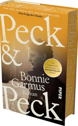 Das Buchcover zeigt ein warmes orange-gelb verlaufendes Design mit einem sepiafarbenen Seitenprofil einer Frau. Großformatiger, verwitterter weißer Schriftzug „Peck & Peck“ dominiert, darunter der Autorenname „Bonnie Garmus“ und das Wort „Roman“. Oben ein schmaler Satz „Von der Autorin des Weltbestsellers“. Auf der rechten Bildseite ein runder gelber Sticker mit dem Text „Der lang ersehnte neue Roman der WELTBESTSELLER-Autorin“. Atmosphärisch nostalgisch, zurückhaltend.