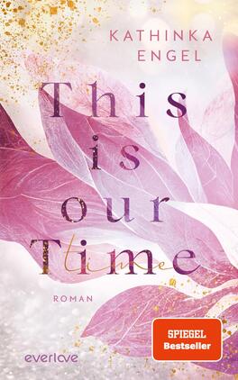 This is Our Time Das Buchcover zeigt sanfte, pastellfarbene Aquarelltöne in Lila und Rosa, die eine verträumte Atmosphäre schaffen. Im Hintergrund sind zarte Blätter dargestellt, die dem Cover Tiefe verleihen. In der Mitte steht der Titel „This is our Time“ in geschwungener, goldener Schrift, während der Autorinnenname „Kathinka Engel“ oben in klarer, roter Typografie platziert ist. Unten befindet sich der Hinweis „SPIEGEL Bestseller“ in einem roten Kästchen.