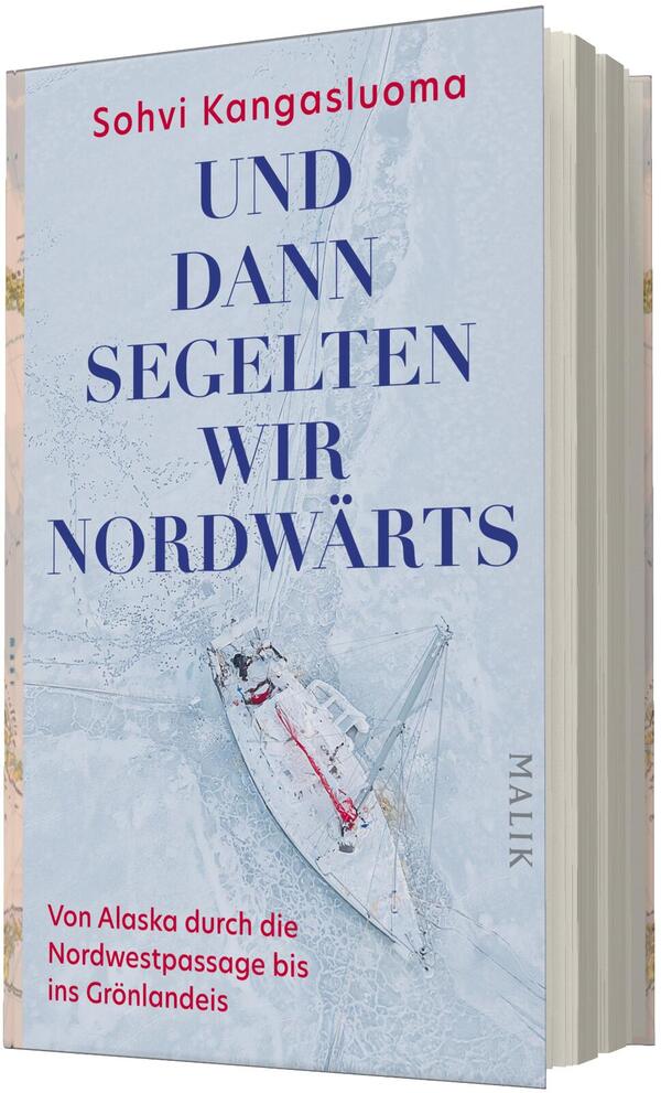 Das Buchcover zeigt eine Luftaufnahme eines Segelboots, das halb von blassem, rissigem Meereis umgeben ist, wirkungsvoll in kühlen Blau- und Grautönen. Oben steht der Autorenname Sohvi Kangasluoma in kräftigem Magenta, mittig der Titel „UND DANN SEGELTEN WIR NORDWÄRTS“ in großem dunkelblauem Serifensatz, unten links die rote Unterzeile „Von Alaska durch die Nordwestpassage bis ins Grönlandeis“. Atmosphärisch: eisige Stille, Expeditionsgefühl.