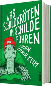 Das Buchcover zeigt eine grüne Farbgebung, auf der eine anschauliche Illustration einer Schildkröte zu sehen ist, die einen roten Hut trägt. Der Titel „WAS SCHILDKRÖTEN IM SCHILDE FÜHREN“ ist in großen, weißen Buchstaben platziert. Darunter steht „ROMAN“ in kleinerer Schrift und der Name „MARIA KEIM“ in ebenfalls weißer Schrift. Die Schriftart wirkt modern und auffällig, was eine lebhafte und humorvolle Atmosphäre vermittelt.