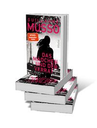 Bücherstapel des Buches „Das Mädchen und der Verrat“